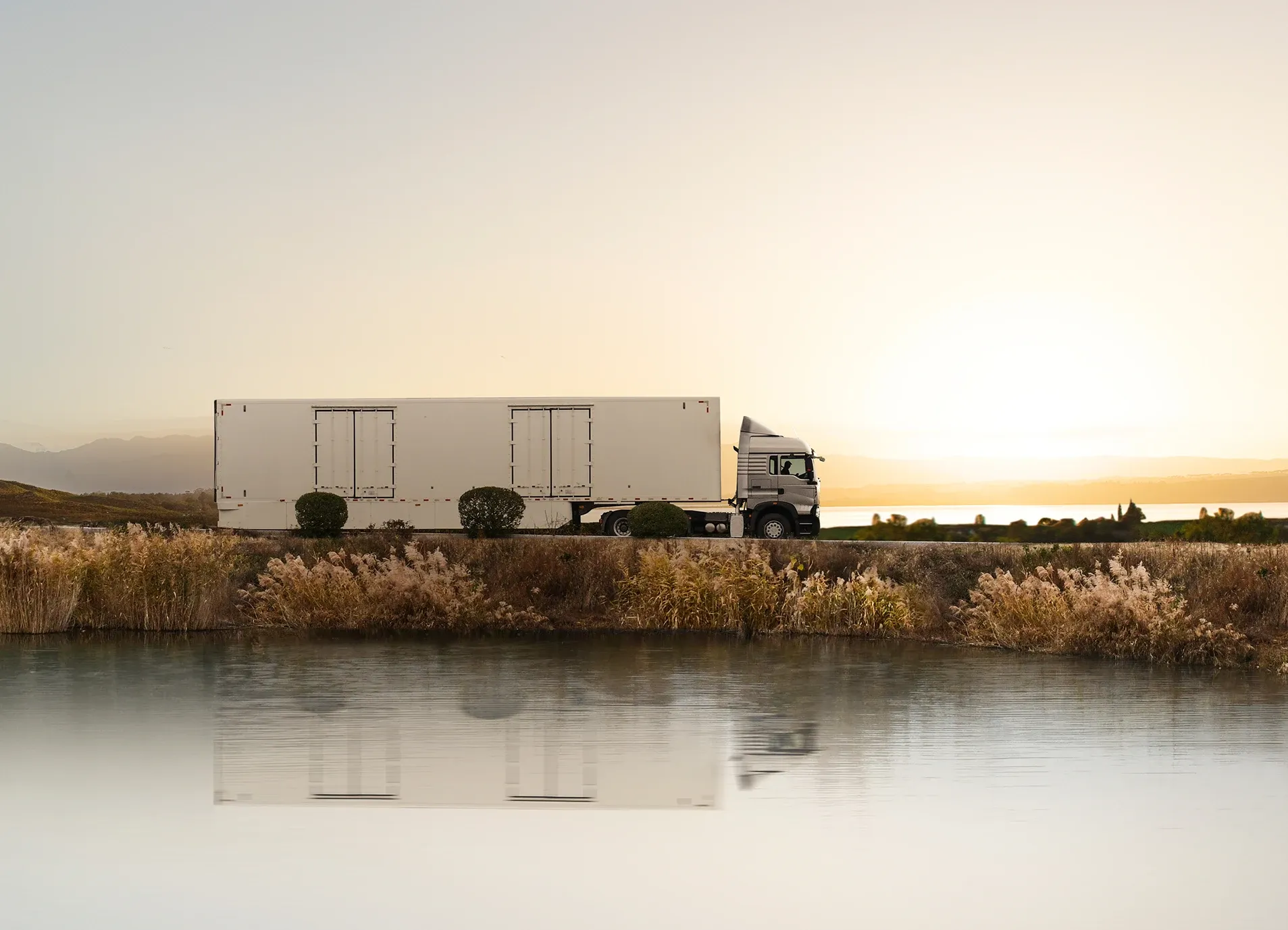 Camión SINOTRUK de transporte de mercancías al atardecer